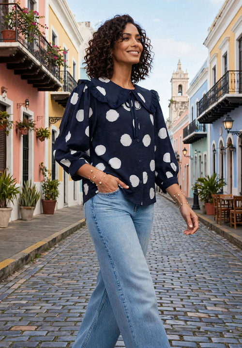 Blusa Audrey - Navy Polka Dot con Cuello Peter Pan